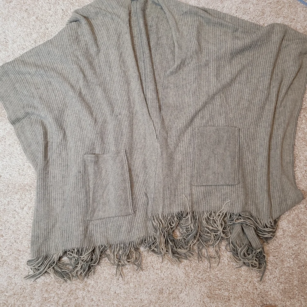 Steve Madden Gray Brown Shawl One Size Fits Most Fringed Hem Pockets